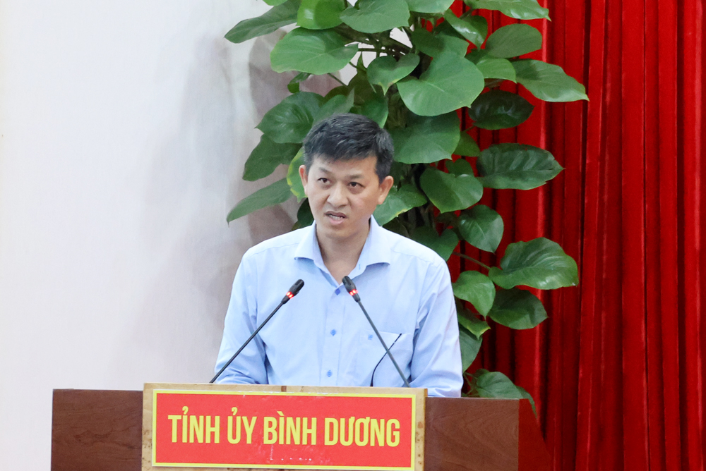 Đồng chí Lai Xuân Đạt - Phó Giám đốc Sở Kế hoạch và Đầu tư phát biểu tại hội nghị.